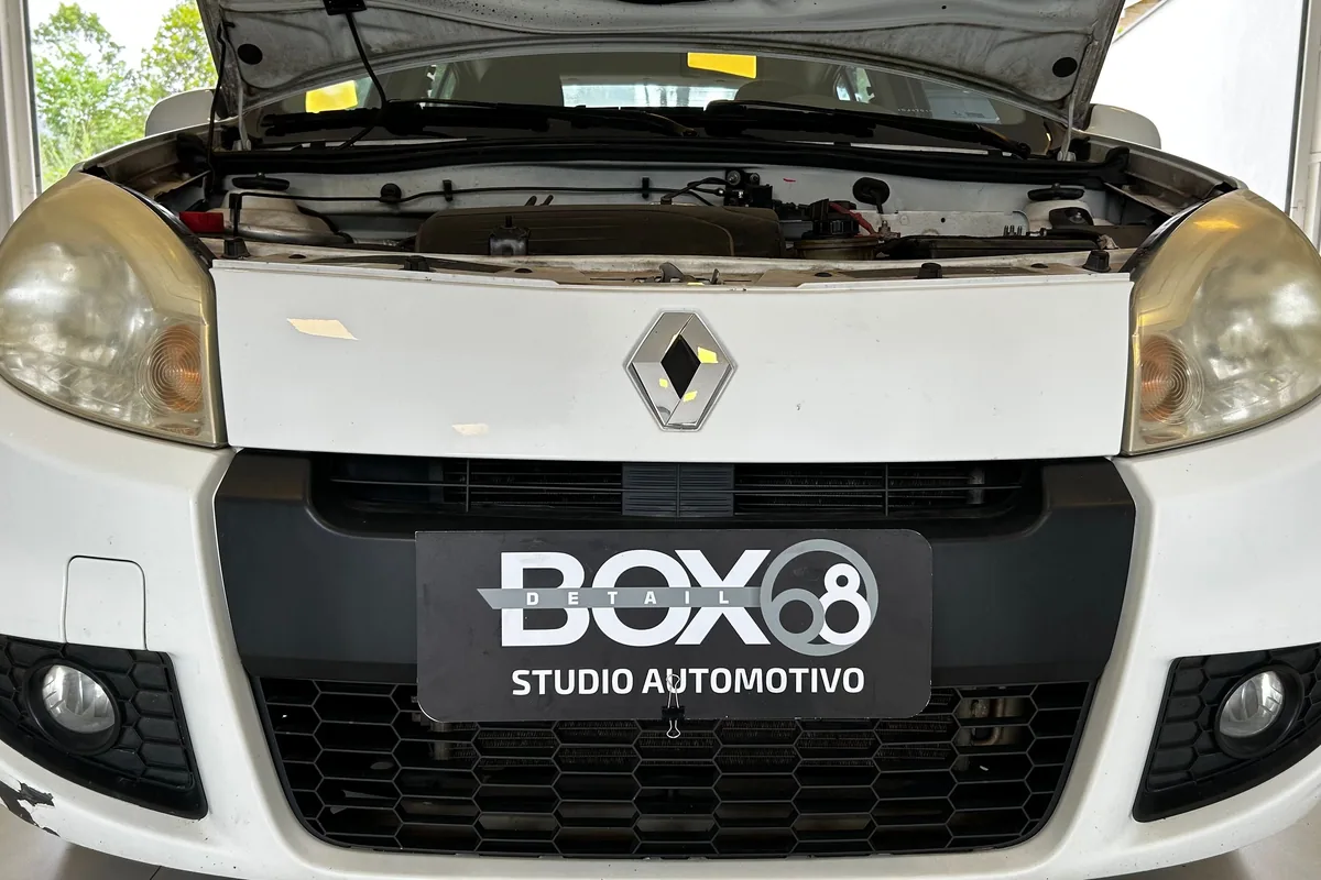 Frente de um Renault Sandero com os dois faróis amarelados
