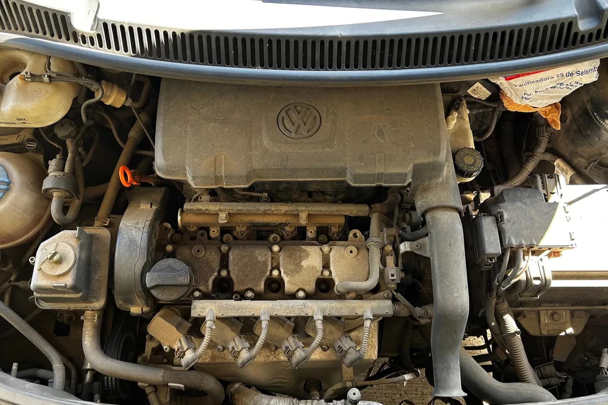 Compartimento do motor sujo e engordurado