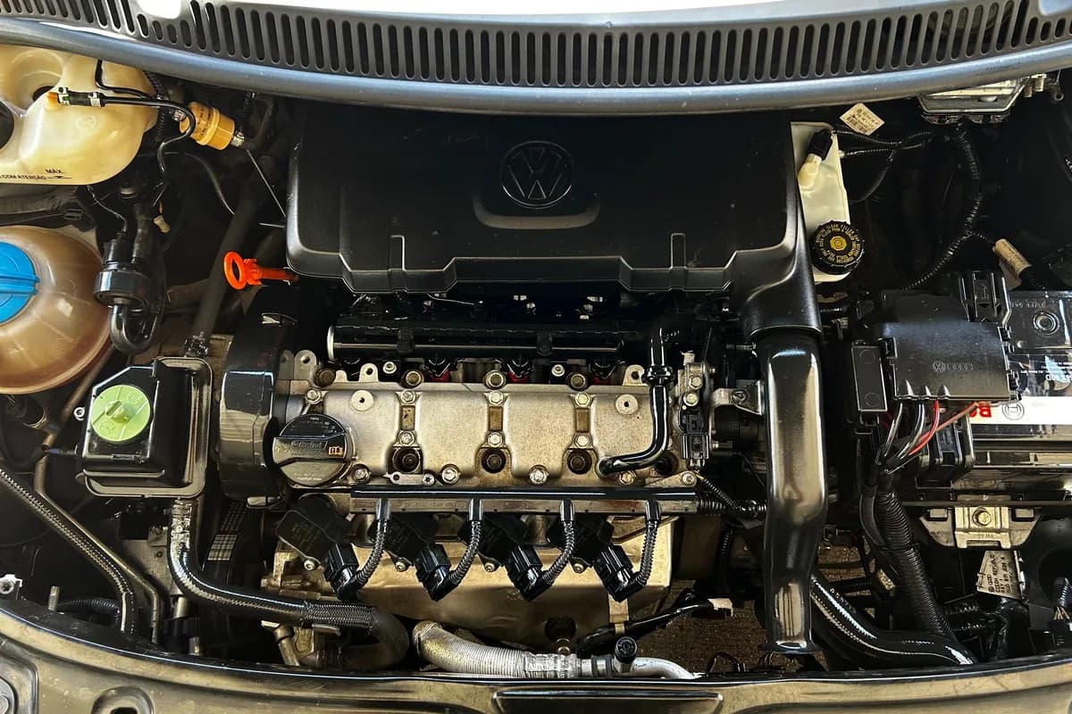Compartimento do motor limpo e revitalizado