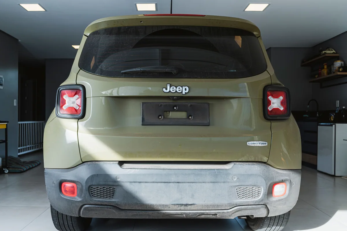 Traseira do Jeep Renegade com a pintura sem brilho