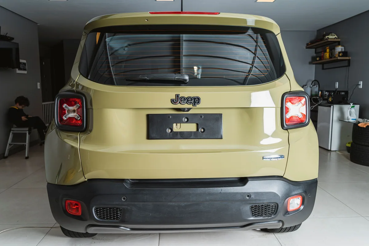 Traseira do Jeep Renegade com a pintura corrigida e refletindo