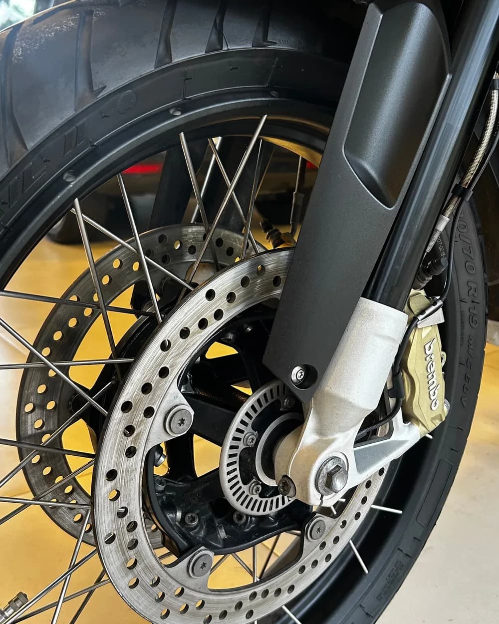 Roda de moto limpa, com disco e pinça detalhados