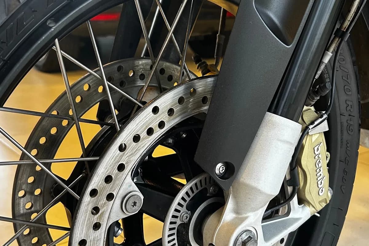 Roda de moto limpa, com disco e pinça detalhados
