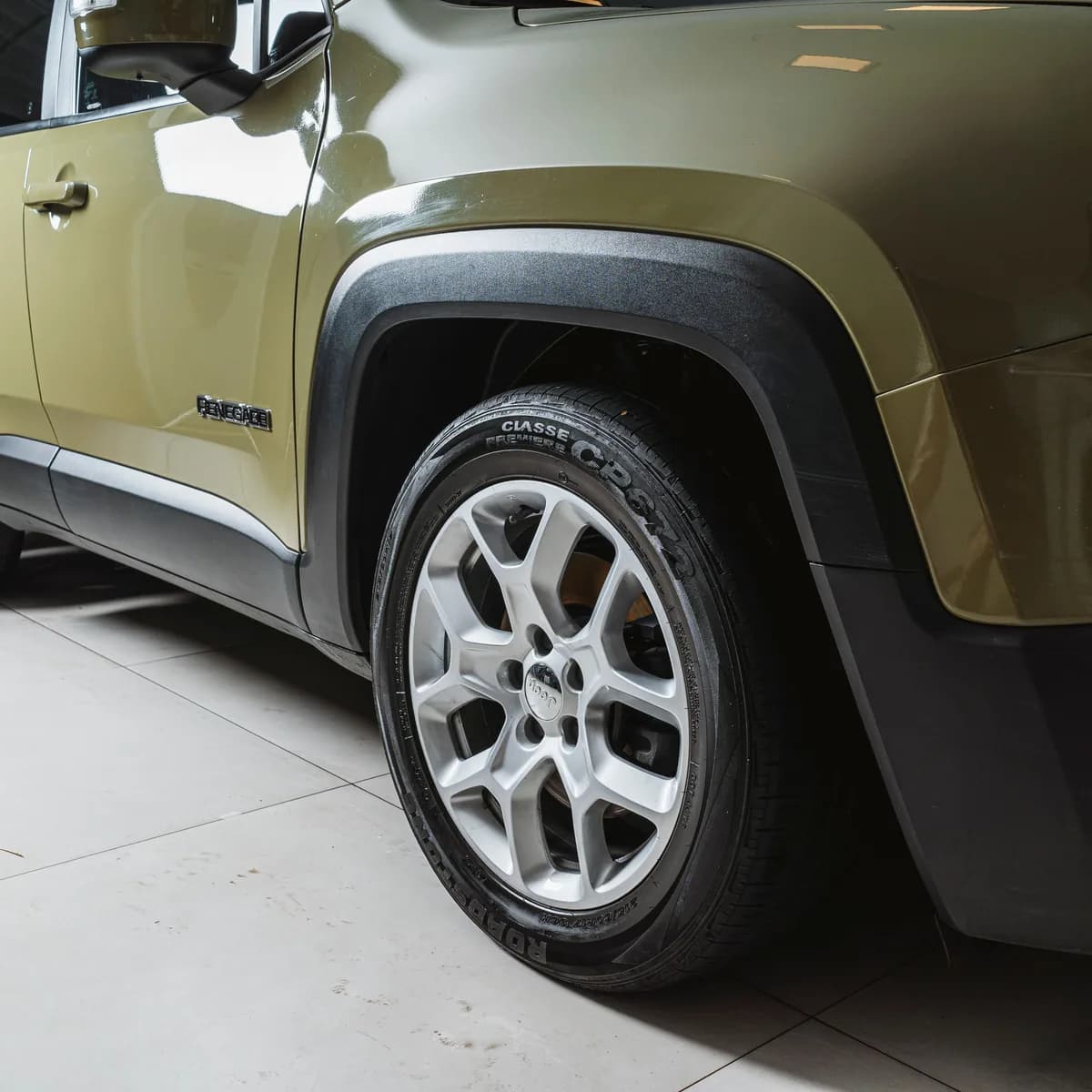Lateral e roda de um Jeep Renegade após o polimento