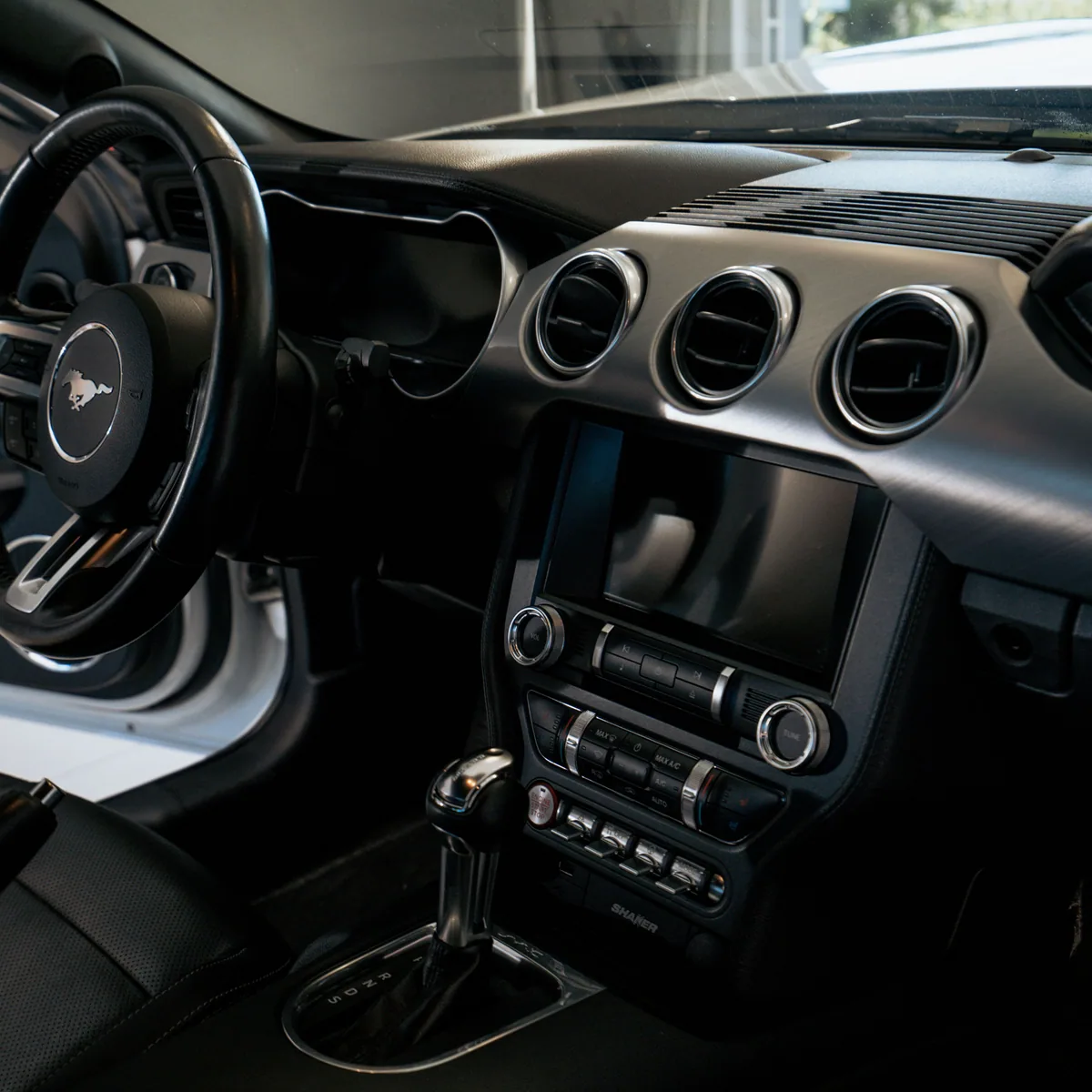 Painel e console de um Mustang após a higienização interna