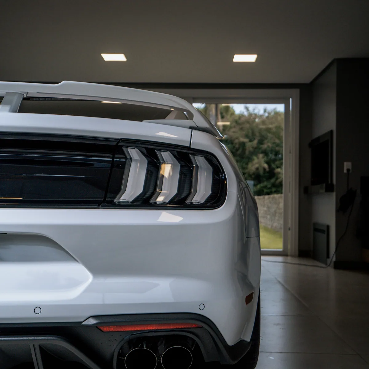 Traseira de um Mustang branco finalizado no studio