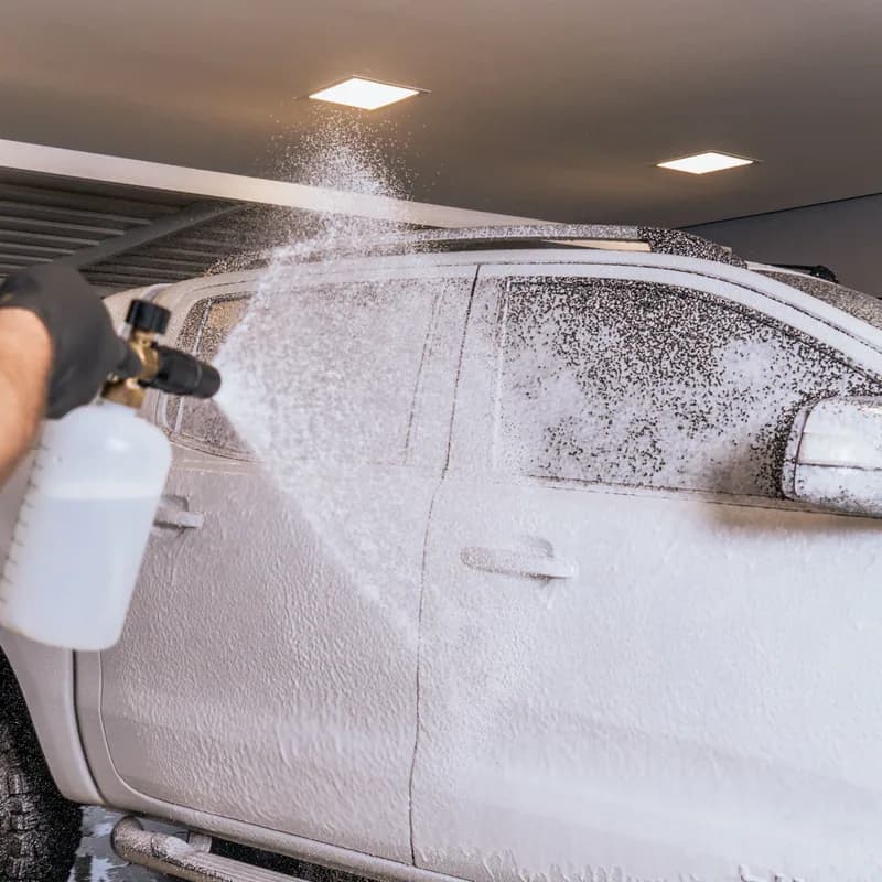 Carro coberto de espuma durante a pré-lavagem